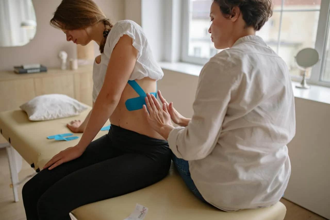 Ile zarabia fizjoterapeuta? Stawki, B2B, etat i jak zwiększyć dochody